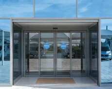 Aftomatik qapılarda endirim kompaniyası var