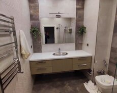 Qəşəng dizaynlı, divara montaj edilmiş hamam dolabı. Geniş ağ rəngli