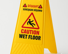 Sahənin yaş olmasını xəbərdarlıq nişanı(iki tərəfli)