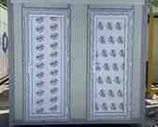 İki kabinalı mobil tualet