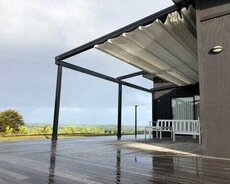 Divara bağlanan bioklimatik perqola